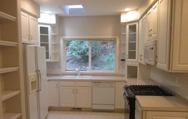 Building Photo - *PENDING APP**$250 Move In Special**Beautiful 3 Bed 3 Bath Home in Gig Harbor