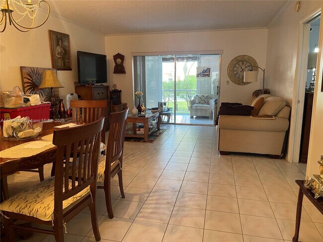 Primary Photo - 1015 Country Club Dr