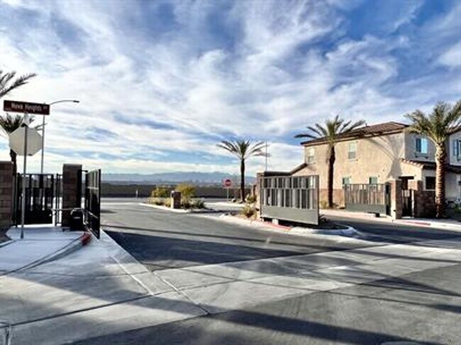 Building Photo - 3 Bedroom 2.5 Bathroom Townhome - Pet Friendly.
