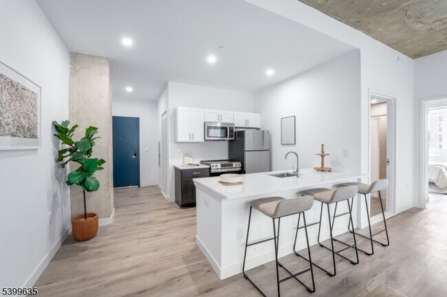 Building Photo - 10 Commerce Ct