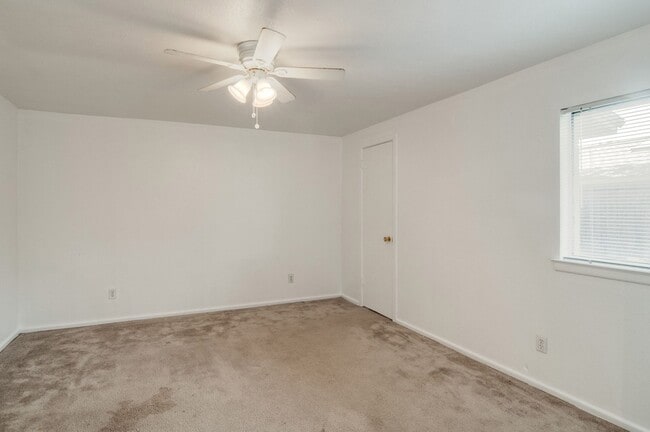 Building Photo - 9023 Pinewood Dr
