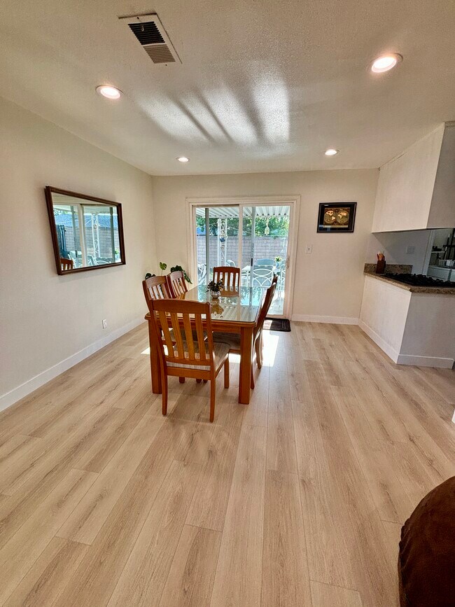 Building Photo - 1333 Currant Ave