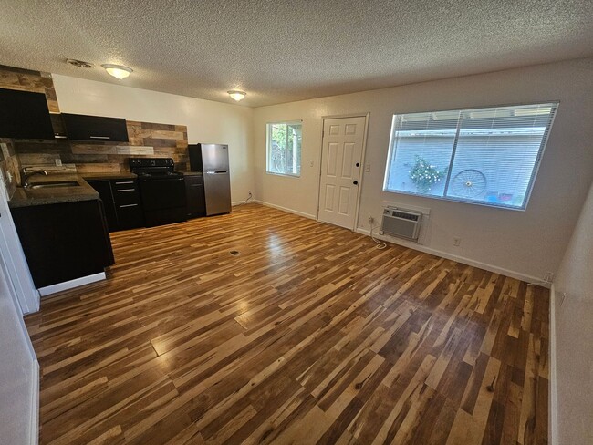 Building Photo - 1 Bedroom 1 Bath Triplex Unit in Los Molinos!