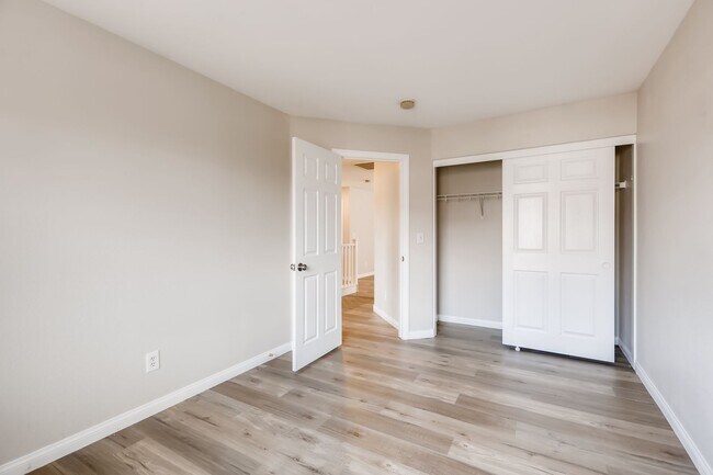 Building Photo - Beautiful 3 bedroom, 2.5 bath 2 story home!