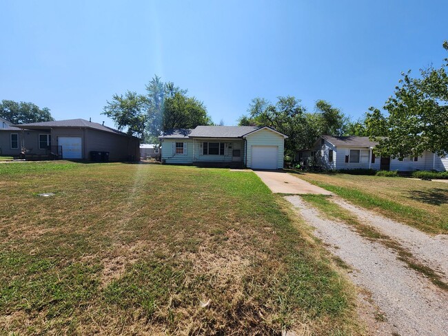 Building Photo - 2 bedroom 1 bath bungalow in Shawnee.