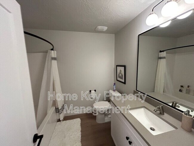 Building Photo - 3954 Razor Dr