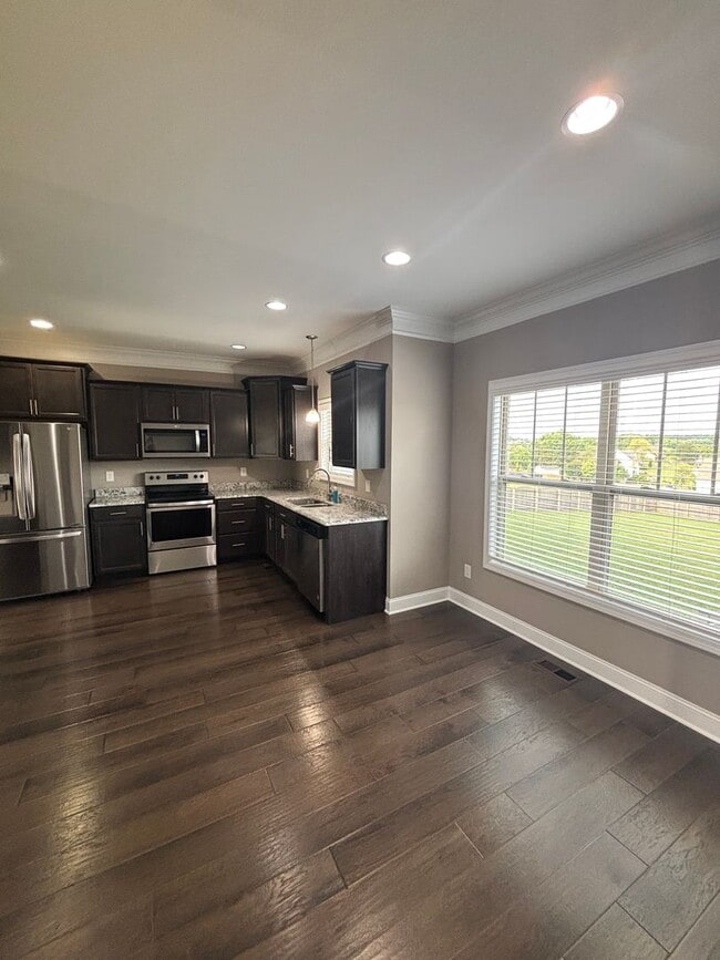 Building Photo - Mtn Views & Adaptable living in Seymour!