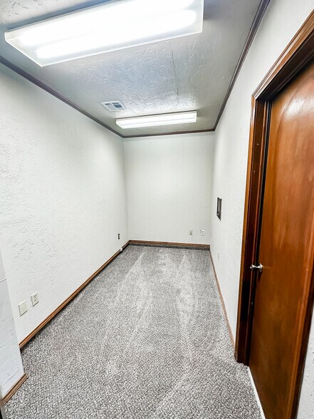 Building Photo - 6910 SW Forest Ave