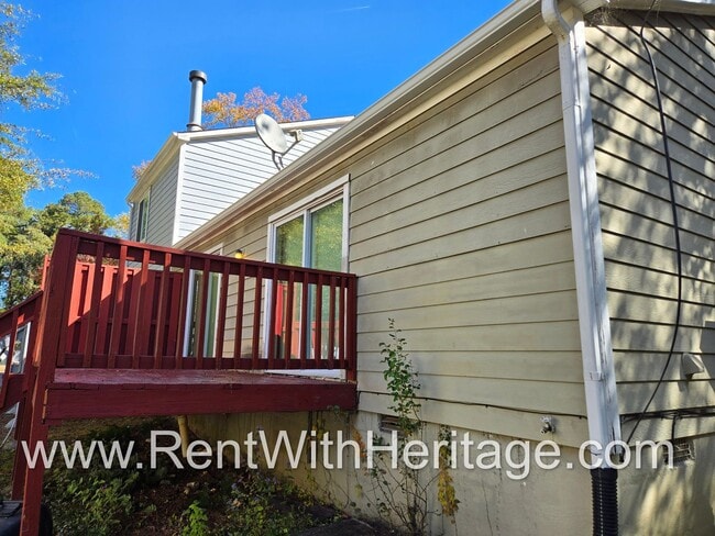 Building Photo - WOW!!! GORGEOUS DUPLEX / GREAT ROOMMATE FL...