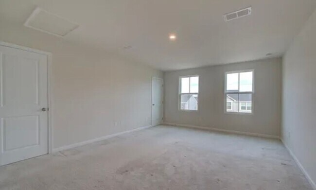Building Photo - Spacious 4/2.5 Move In Ready Now