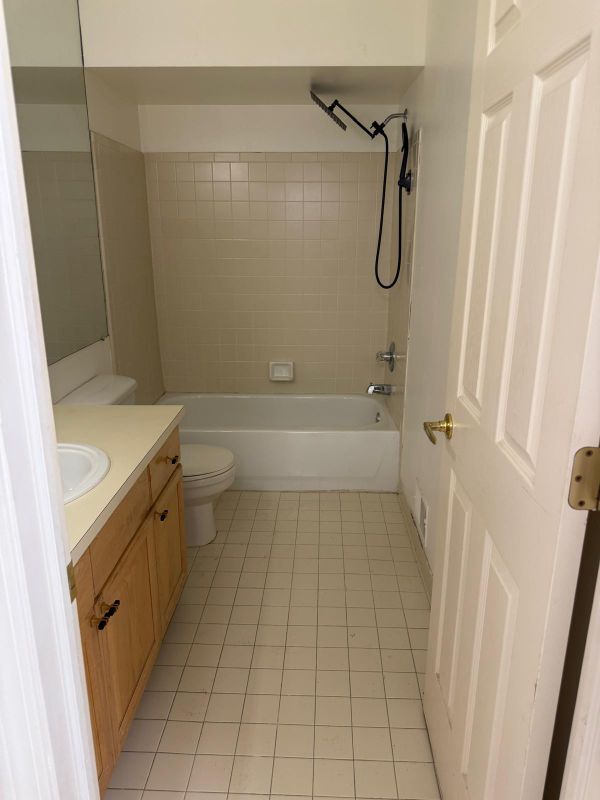 Building Photo - 1372 Village Dr