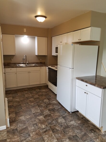 Building Photo - 816 E 6th St N