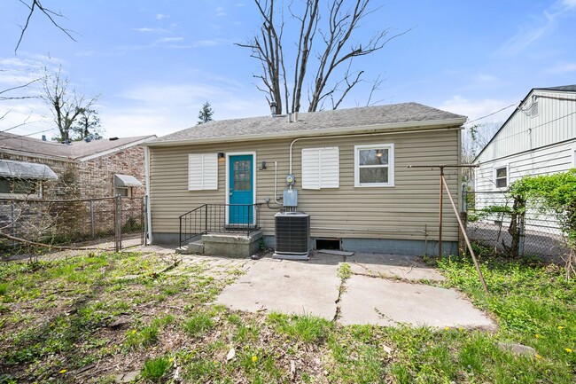 Building Photo - The coziest 2 bedroom and 1 bathroom!
