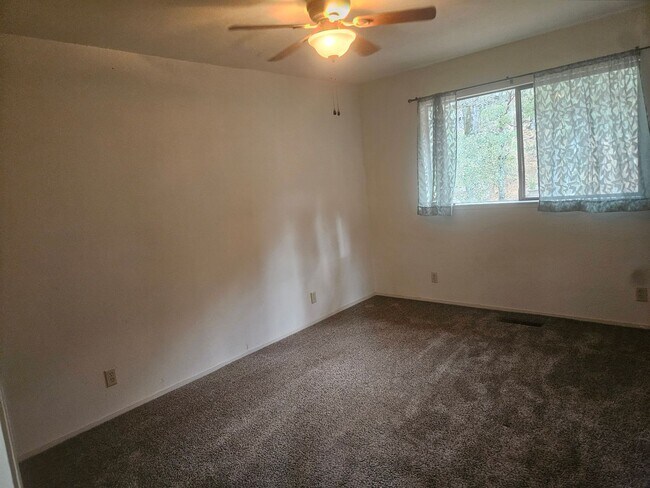 Building Photo - Cozy rental in Hidden Valley Lake