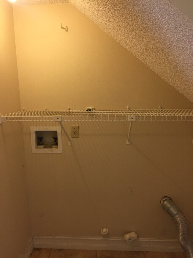 Building Photo - 550 Hassocks Loop