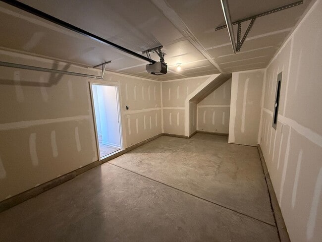 Building Photo - Beautiful Townhome in Charlotte