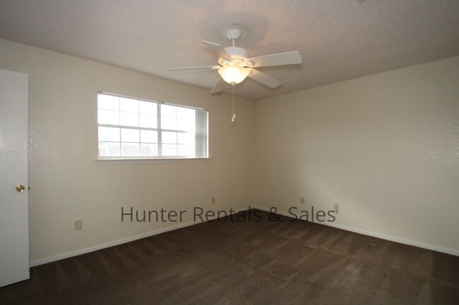 Building Photo - Move South!