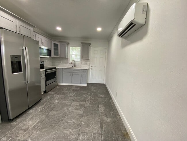 Building Photo - Kissimmee Two Bedroom One Bath Duplex Grea...