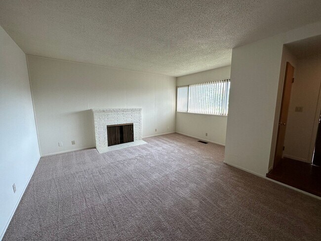 Building Photo - 3 Bedroom 2 Bathroom Duplex in Greenhaven