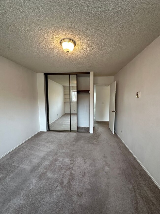 Building Photo - Oversized 2 bedroom Condo -  **$500 off Mo...