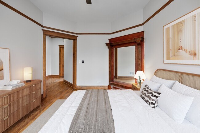 Building Photo - Renovated 2 bed in Logan Square - Now Leasing!