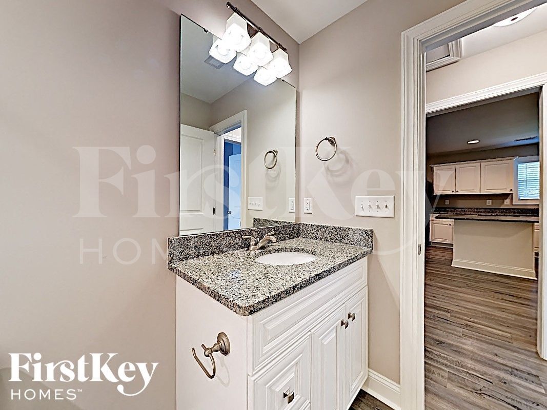 Building Photo - 839 Murphy St