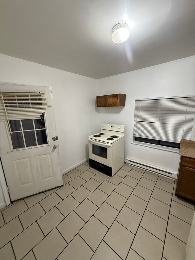 Building Photo - 14 Gerdon Ave