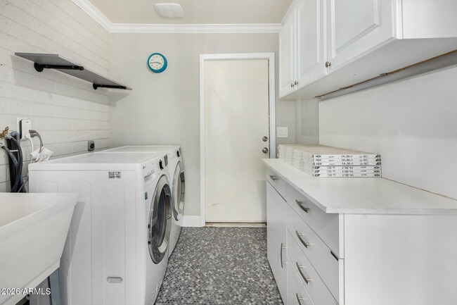 Building Photo - 429 W Flower St