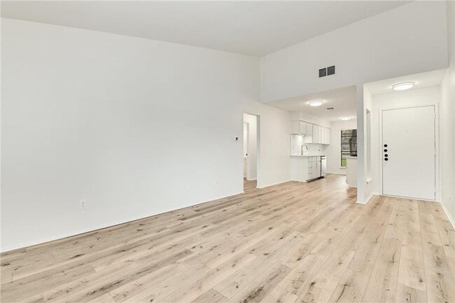 Building Photo - 2-Bedroom Duplex with Garage