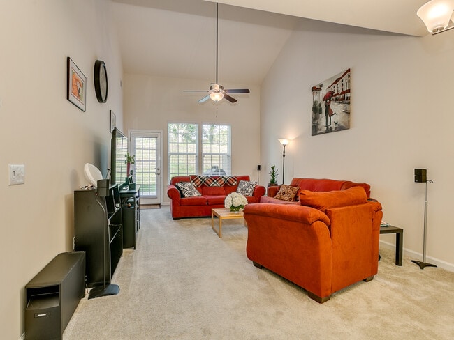 Building Photo - Lovely 3 Bedroom 2.5 Bath Townhouse, Easy ...