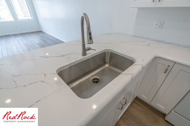 Building Photo - 3 Bedroom, 2.5 Bathroom Townhome in Ivins City