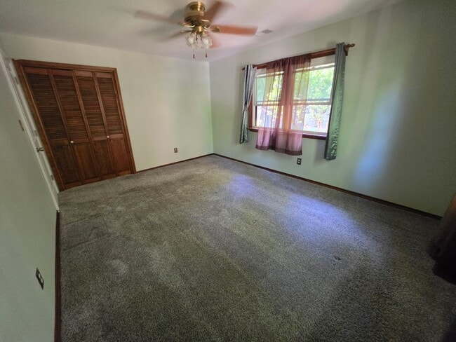 Building Photo - Welcome to life in sought-after Chesapeake Isles!