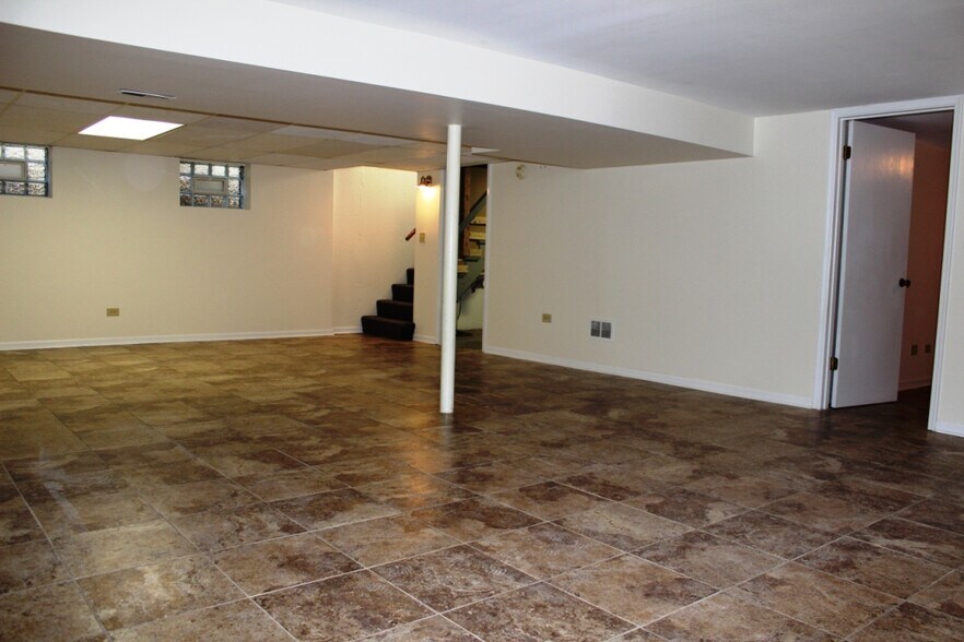 Building Photo - 10S433 Echo Ln