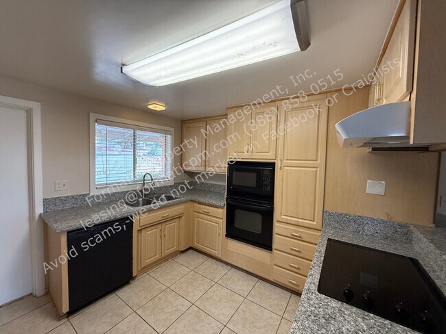 Building Photo - Spacious Pet-Friendly 3-Bedroom Home with ...