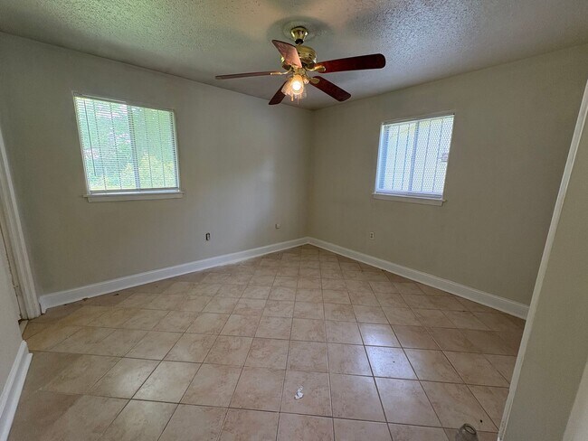 Building Photo - 3 Bed/1.5 Bath in Westland Plaza