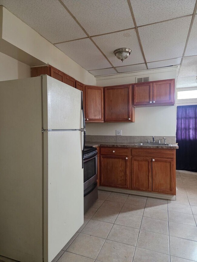 Building Photo - 654 Chestnut St