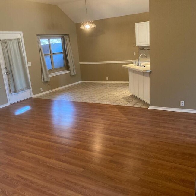 Building Photo - 1115 Hilton Dr