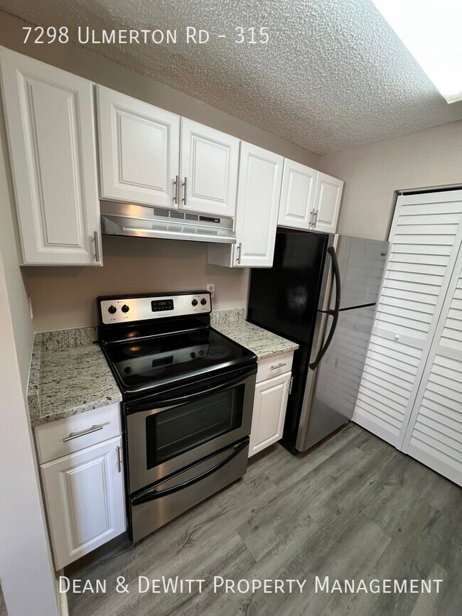 Building Photo - Updated 1/1 Condo - Pool, Pond, Parking