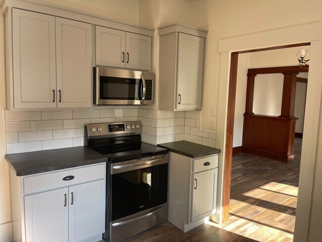 Building Photo - Pet Friendly 4 bedroom 1 bath