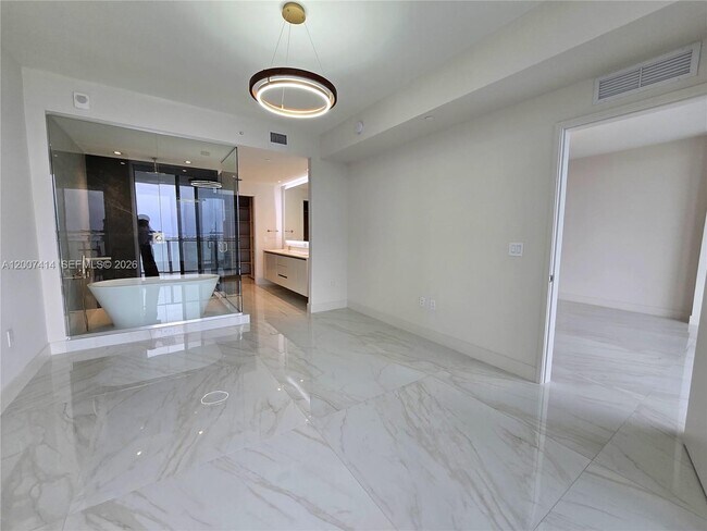 Building Photo - 700 NE 24th St