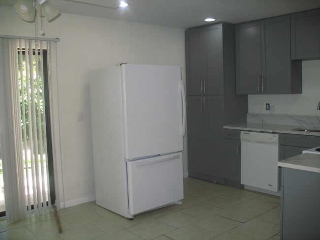 Building Photo - 9356 Roan Ln