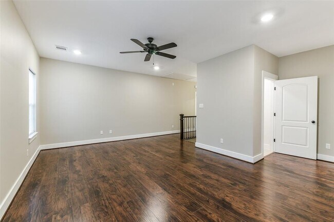 Building Photo - 15407 Cypress Gdns Dr