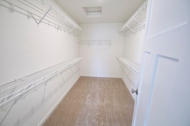 Building Photo - N116W7245 Oakmont Dr