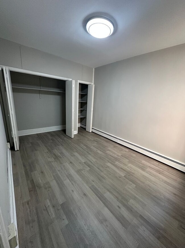 Building Photo - Fully renovated 3 bed, 1 bath townhome