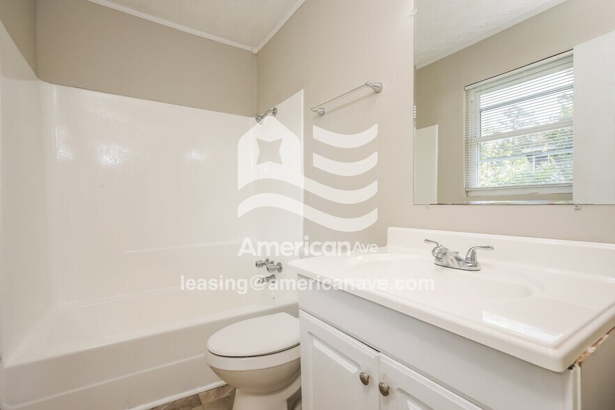 Building Photo - 2557 Saratoga Dr