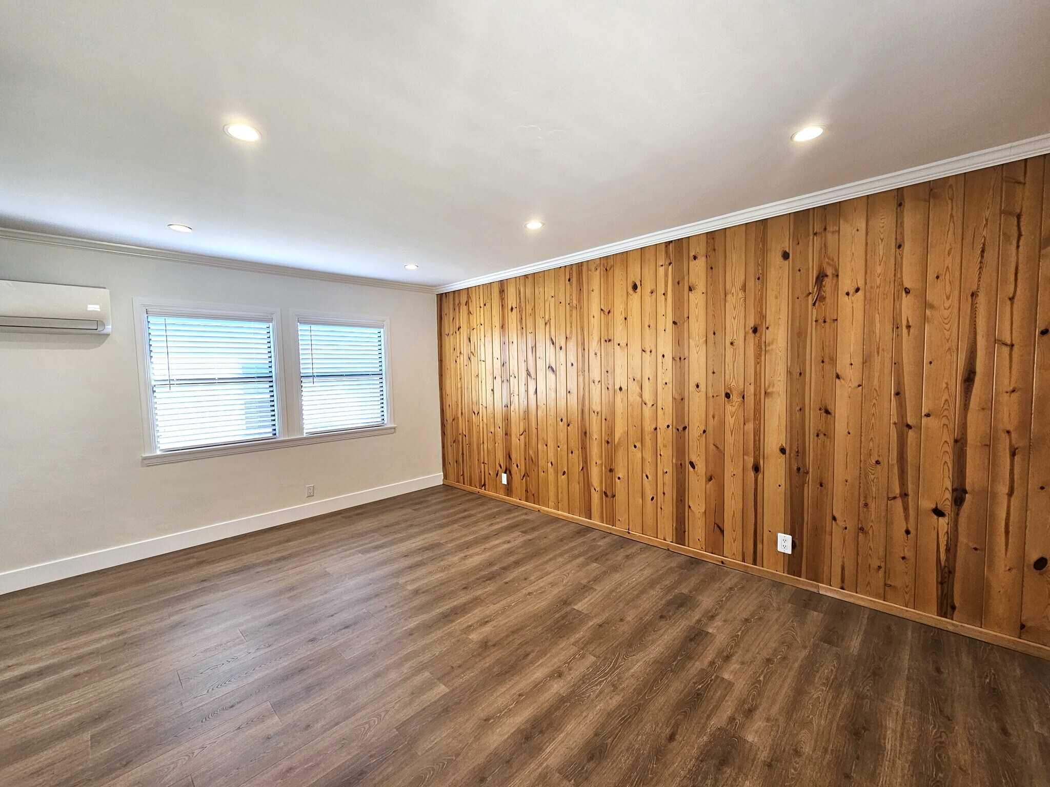 Building Photo - 1604 N Hollywood Way