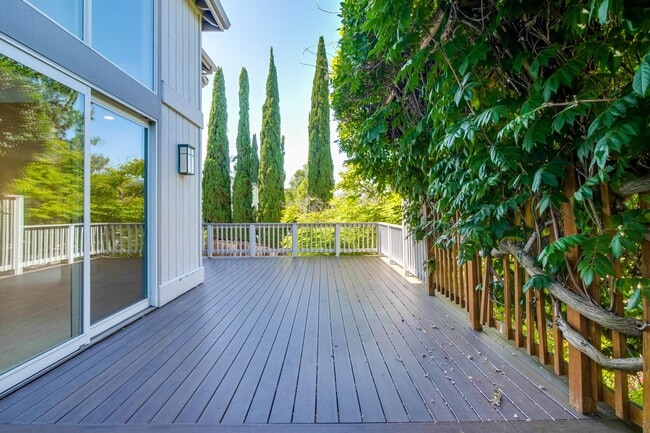 Building Photo - Large 3,767 sqft home on a 10,000 sqft lot- 2 bed located on 1st floor w/ separate entrance - Top...