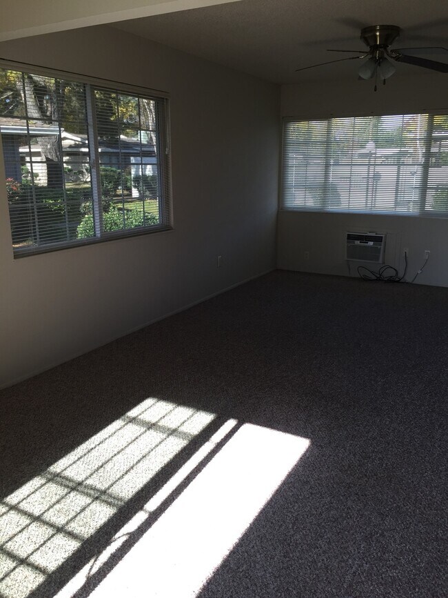 Building Photo - Ground Level 1 bedroom Condo Available soon