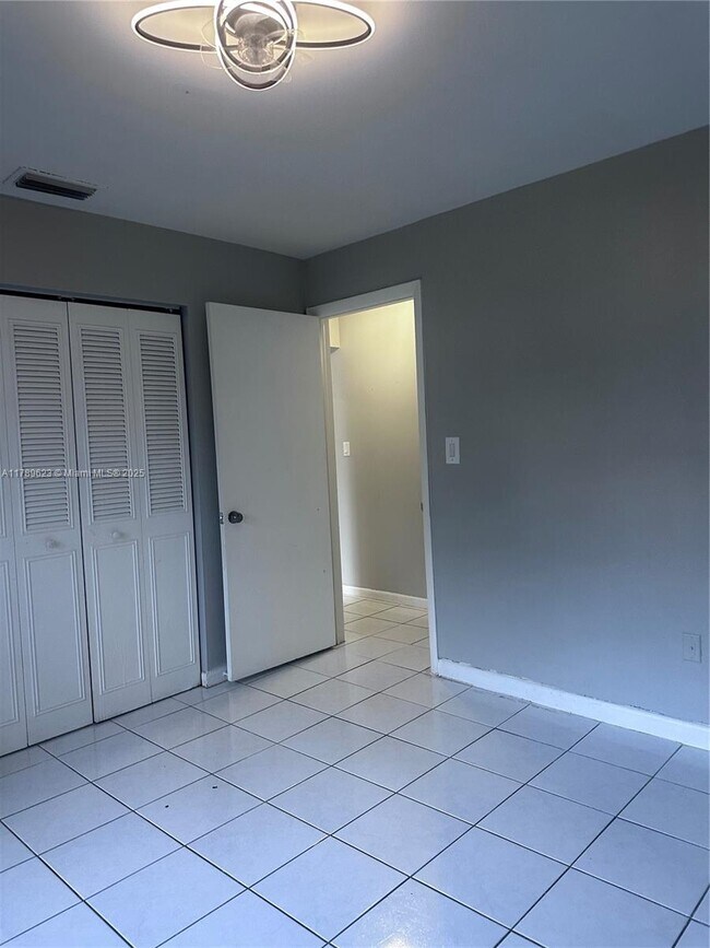 Building Photo - 9300 E Elm Ln