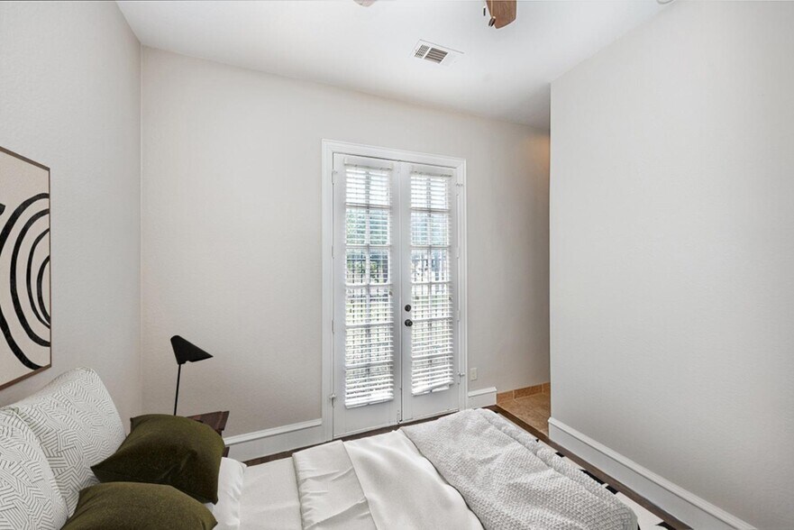 Building Photo - Gorgeous M Streets townhome with great rooftop deck